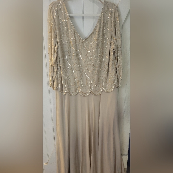 NWT 3/4 Sleeve Scallop Bodice Gown - Picture 4 of 5